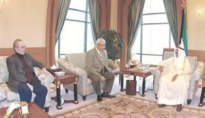 صاحب السمو الامير الشيخ صباح الاحمد مستقبلا انيس منصور ومكرم محمد احمد لدى زيارتهما الكويت عام 2008