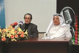 انيس منصور مع يوسف الرفاعي خلال حفل تخريج دورة الصحافي الشامل