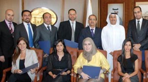 عصام الصقر يتوسط الموظفين المكرمين﻿