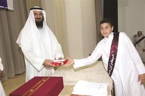وحافظ يتسلم هديته﻿