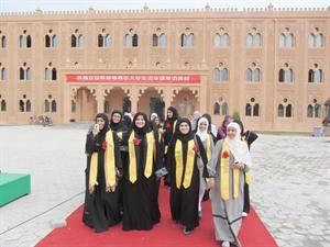 وفد الطالبات امام معهد مقاطعة نينغيشيا بالصين﻿