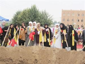 الطالبات يضعن حجر الاساس ﻿