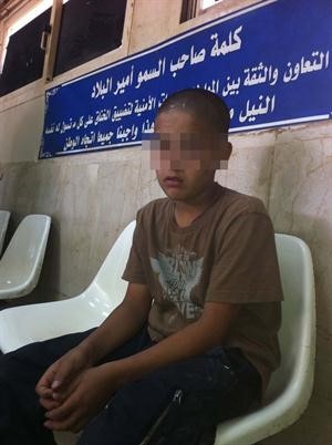الطفل المتهم بالاعتداء على امه داخل المخفر﻿