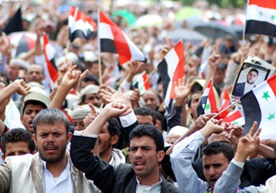 طلاب جامعة صنعاء يتابعون الدروس في الخيام بسبب الاحتجاجات المستمرة