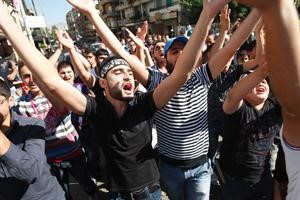 متظاهرون لبنانيون وسوريون يهتفون ضد الرئيس بشار الاسد في طرابلس اللبنانية امس افپ