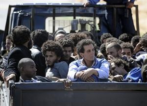 مقاتلون من كتائب القذافي بعد اعتقالهم في سرت 	افپ﻿