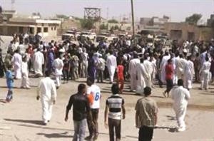 مجموعة من المتظاهرين العراقيين بالقرب من منفذ صفوان ﻿