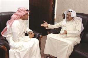 د يوسف مندكار في حديث مع الزميل عبدالكريم العبدالله