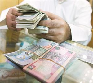 انخفاض اسعار الفائدة شجع المواطنين والمقيمين على اخذ القروض ﻿