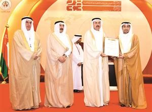 صادق عبدالله من بنك الخليج يتسلم الجائزة خلال الحفل﻿