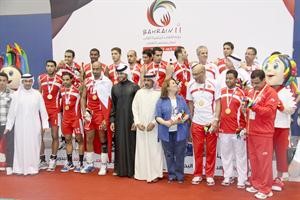 رئيس اللجنة الاولمبية البحرينية الشيخ ناصر بن حمد مع منتخب بلاده صاحب الميدالية الذهبية للكرة الطائرة
