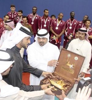 الشيخ يوسف العبدالله يقدم هدية تذكارية للشيخ ناصر بن حمد
