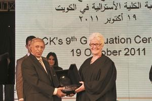 دعبدالله الشرهان مكرما ممثلة الجامعة الشريكة﻿