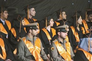 طلبة وزارة الدفاع خريجو الهندسة بانتظار تكريمهم﻿