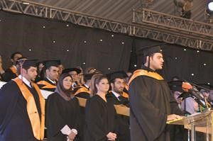 الطالب عبدالعزيز علي يلقي كلمة الخريجين﻿