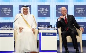 الشيخ حمد بن جاسم وكلاوس شواب خلال احدى جلسات المنتدى الاقتصادي العالمي في الاردن