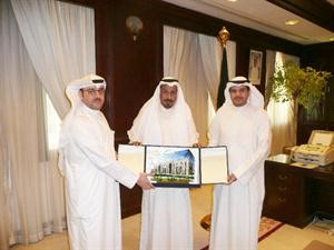 محمد النومس يتسلم درعا من عبدالله براك ومسليمان السويلم

