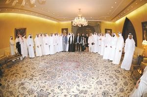 رئيس مجلس الامة جاسم الخرافي وسمو رئيس الوزراء الشيخ ناصر المحمد في لقطة جماعية مع اعضاء السلطتين التشريعية والتنفيذية خلال حفل العشاء الذي اقامه الخرافي بديوانه في البدع مساء امس على شرفهم بمناسبة قرب افتتاح دور الانعقاد الجديد	هاني الشمري﻿