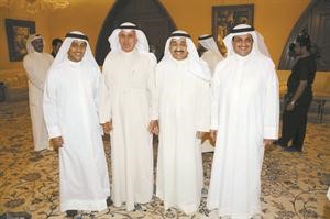  الرئيس الخرافي ونائبه عبدالله الرومي يتوسطان لؤي الخرافي وطلال الخرافي﻿