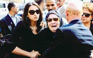 السيدة رجاء ارملة الفقيد وحفيدتها الصحفية رنا جوهر