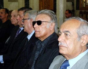 الفنان اشرف عبدالغفور اثناء العزاء