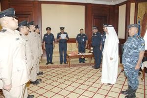 الطلبة الخريجون يؤدون القسم امام وزير الداخلية