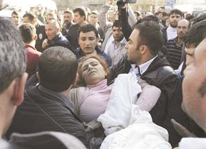 سيدة تم انقاذها من تحت الانقاض﻿