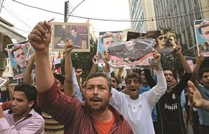 متظاهرون يهتفون تاييداللرئيس بشار الاسد امام السفارة السورية في بيروت افپ