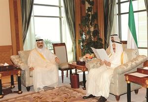 صاحب السمو يتسلم دعوة امير قطر من السفير عبدالعزيز الفهيد﻿
