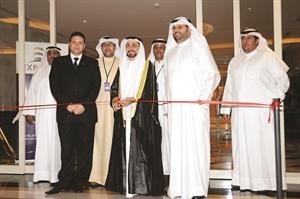 الوزير دفاضل صفر واحمد الصفار يقصان شريط افتتاح معرض العقارات الكويتية والدولية﻿