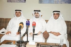 دحسن جوهر واحمد العبيد يتوسطهما عريف الندوة سعود سالم
