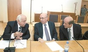 مدعي عام التمييز سعيد ميرزا ووزيرا الداخلية مروان شربل والعدل شكيب قرطباوي خلال اجتماع لجنة حقوق الانسان امس 	محمود الطويل﻿