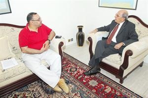 السفير مانويل بارديناس متحدثا الى الزميل اسامة دياب محمد ماهر