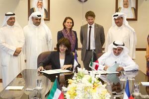 وكيل ديوان الخدمة المدنية محمد الرومي اثناء توقيع الاتفاقية مع المدير الاقليمي للمدرسة الوطنية للادارة وتظهر السفيرة الفرنسية ندى يافي وقيادات الديوان﻿