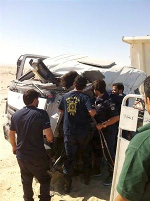 رجال الاطفاء خلال تعاملهم مع حادث تصادم الشاحنتين وانقاذ الاسيوي