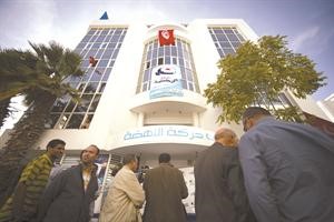 مناصرو حزب النهضة الاسلامي امام مقر حزبهم في انتظار اعلان النتائج ﻿