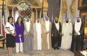 صاحب السمو الامير الشيخ صباح الاحمد مستقبلا جاسم الخرافي ومرزوق الغانم ودرولا دشتي وداسيل العوضي ومحمد هايف ودعلي العمير وعلام الكندري﻿