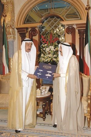  وسموه يتسلم تقرير ديوان المحاسبة من عبدالعزيز الرومي﻿