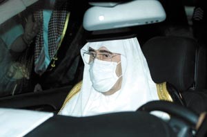 خادم الحرمين الشريفين الملك عبدالله بن عبدالعزيز خلال وصوله الى مطار قاعدة الرياض الجوية لاستقبال جثمان ولي العهد صاحب السمو الملكي الامير سلطان بن عبدالعزيز مساء امس		رويترز