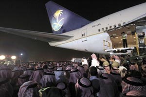 حشد كبير من الامراء لدى استقبالهم جثمان ولي العهد الراحل الامير سلطان بن عبدالعزيز في مطار قاعدة الرياض الجوية مساء امس 								افپ