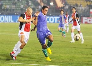 مهاجم الزمالك عمرو زكي يحاول التخلص من مضايقة مدافع طلائع الجيش بشير التابعي
