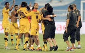 مارادونا يهنئ اللاعبين بالفوز