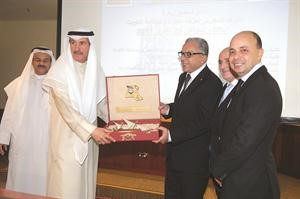 خالد الصقر مقدما درعا تذكارية لعبداللطيف معزوز	 محمد ماهر﻿