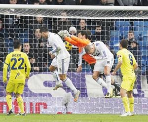 راسية مهاجم ريال مدريد كريستيانو رونالدو في طريقها لهز شباك فياريال في مباراة سابقة