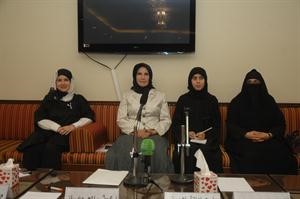كوثر الجوعان ومجنان بوشهري ونوال اليحيى خلال الندوةسعود سالم﻿