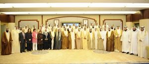 صاحب السمو الامير الشيخ صباح الاحمد وسمو ولي العهد الشيخ نواف الاحمد والرئيس جاسم الخرافي وسمو رئيس الوزراء الشيخ ناصر المحمد في لقطة تذكارية مع اعضاء مجلس الامة 	﻿