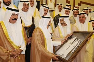 صاحب السمو يتلقى هدية من الرئيس جاسم الخرافي 	﻿