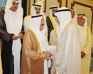 سمو الامير مصافحا احمد السعدون﻿