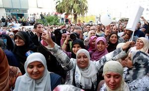 مناصرو ومناصرات حركة النهضة الاسلامية سعداء بالنتائج الاولية للانتخابات خلال احتفالهم امام مقر النهضة امس رويترز