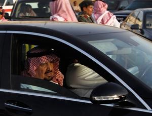 صاحب السمو الملكي الامير عبد الرحمن بن عبد العزيز لدى وصوله الى المقبرة للمشاركة بالجنازة﻿